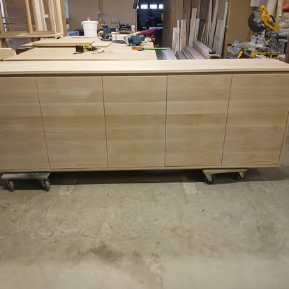 Buffet sur mesure en cours de fabrication à l’atelier