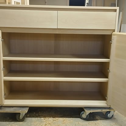Intérieur d’un buffet sur mesure avec portes et étagères